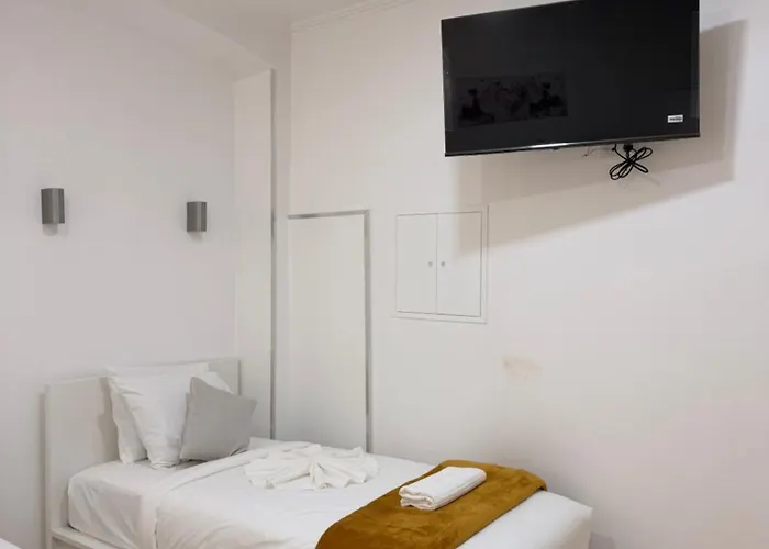 Quarto em Acomodações Particulares - Sabino De Sousa *